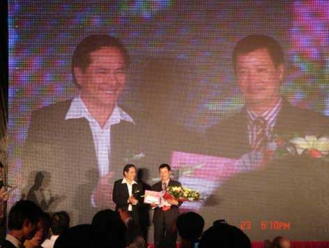 Thiên Quang nhận giải của Viettien